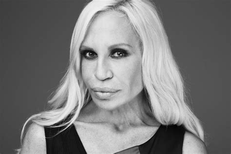 Donatella Versace : « Je ne me sens pas libre, je suis .